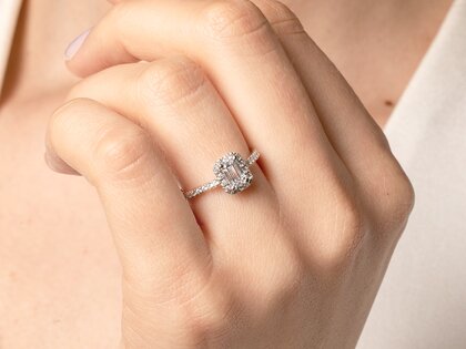Anillo de compromiso Emerald Halo Pavé en 14K oro blanco con diamantes 1,08ct G/VS