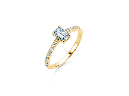 Anillo de compromiso Emerald Pavé en oro amarillo