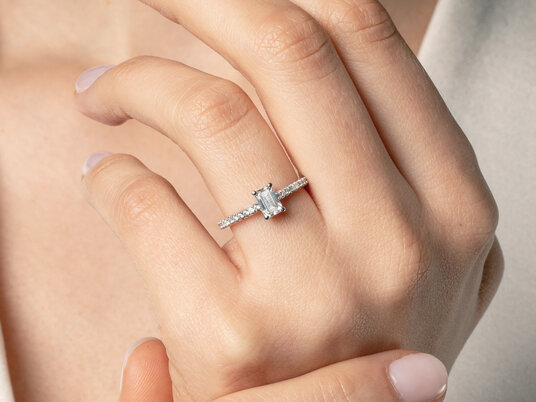 Anillo de compromiso Emerald Pavé en 9K oro blanco