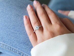 Anillo de compromiso Halo Cushion Pavé en 14K oro blanco con diamantes 1,30ct G/SI