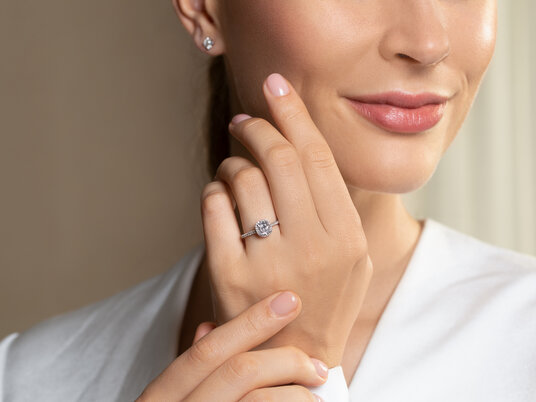 Anillo de compromiso Halo Cushion Pavé en 9K oro blanco
