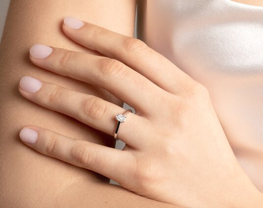Anillo de compromiso Oval Cut en 14K oro blanco con diamante de laboratorio 1,00ct E/VS
