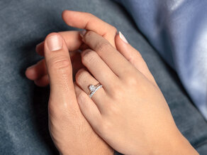 Anillo de compromiso Oval Cut en 9K oro amarillo con diamante de laboratorio 1,00ct E/VS