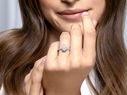 Anillo de compromiso Pear Halo Pavé en 9K oro blanco con diamantes 0,58ct G/SI
