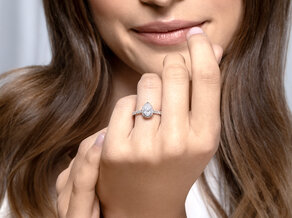 Anillo de compromiso Pear Halo Pavé en 9K oro blanco con diamantes 0,58ct G/SI