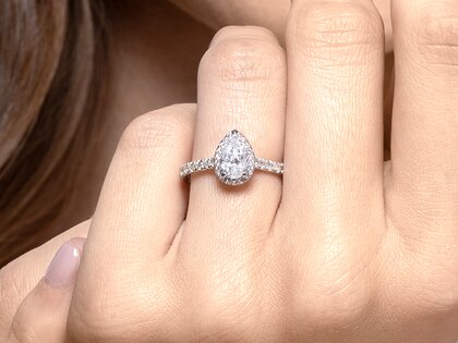 Anillo de compromiso Pear Halo Pavé en 9K oro blanco con diamantes 0,58ct G/SI