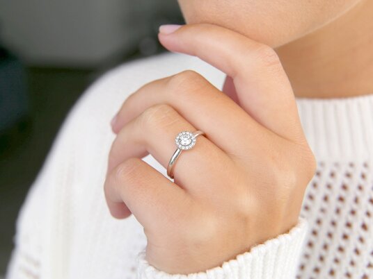 Anillo de compromiso Flower en 9K oro blanco