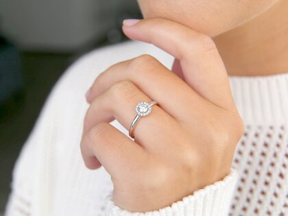 Anillo de compromiso Flower en oro blanco