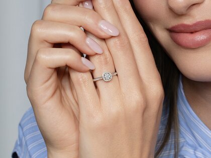 Anillo de compromiso Halo Petite en 18K oro blanco con diamantes 0,50ct G/SI