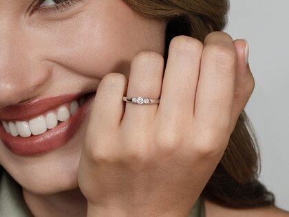 Anillo de compromiso 3 Stones en 9K oro blanco con diamantes 0,11ct G/SI