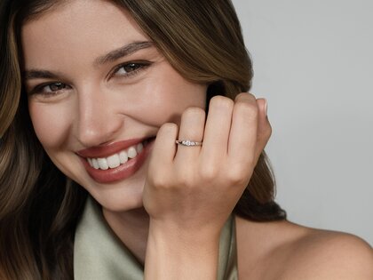 Anillo de compromiso 3 Stones en 9K oro blanco con diamantes 0,11ct G/SI