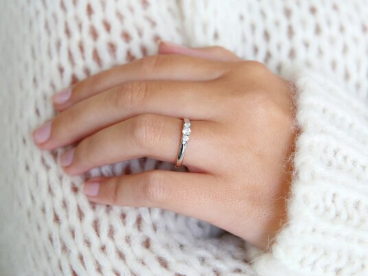 Anillo de compromiso 3 Stones en 9K oro blanco