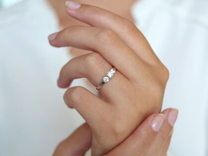 Anillo de compromiso 3 Stones en 18K oro blanco con diamantes 1,00ct G/SI