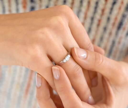 Anillo de compromiso 3 Stones en 9K oro blanco con diamantes de laboratorio 0,40ct