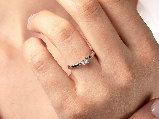 Anillo de compromiso  en 9K oro blanco