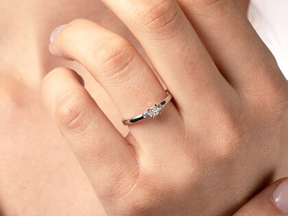 Anillo de compromiso Vivid Petite Cushion Cut en platino