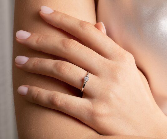 Anillo de compromiso Vivid Petite Diamond en 14K oro blanco con diamantes de laboratorio 0,50ct E/VS