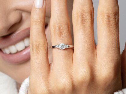 Anillo de compromiso Vivid Petite Diamond en 18K oro amarillo con diamantes 0,50ct G/SI