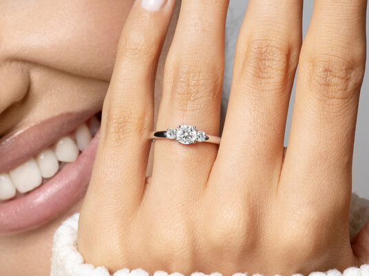 Anillo de compromiso Vivid Petite Diamond en oro rosa