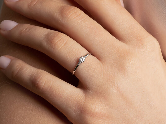 Anillo de compromiso Vivid Petite Diamond en oro rosa