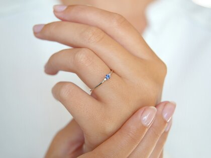 Anillo de compromiso  en 9K oro blanco con zafiro 0,08ct y diamantes 0,02ct