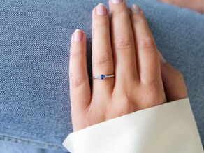 Anillo de compromiso Vivid Petite en 14K oro blanco con zafiro 0,16ct y diamantes 0,04ct