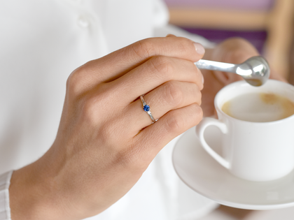 Anillo de compromiso Vivid Petite en oro blanco
