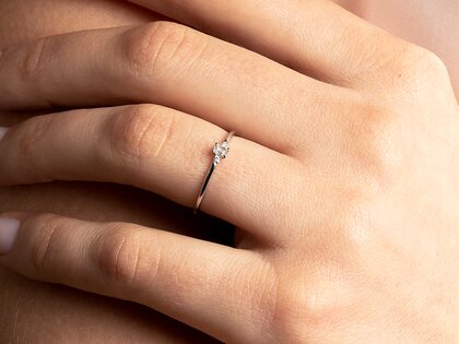 Anillo de compromiso Vivid Petite Emerald Cut en 14K oro blanco con diamantes 0,10ct G/VS