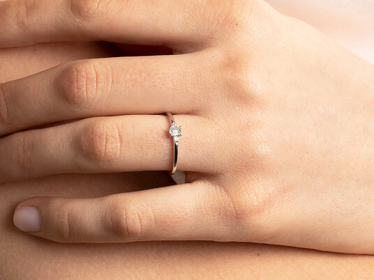 Anillo de compromiso  en 9K oro blanco