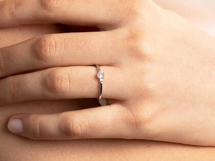 Anillo de compromiso Vivid Petite Emerald Cut