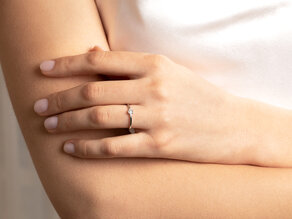 Anillo de compromiso Vivid Petite Emerald Cut