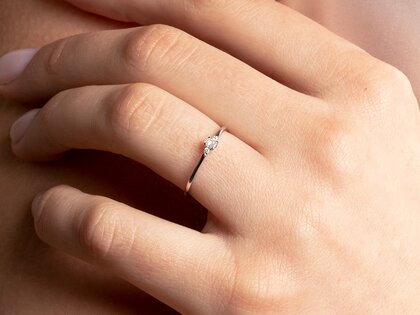 Anillo de compromiso Vivid Petite Oval Cut en 14K oro amarillo con diamantes 0,10ct G/SI