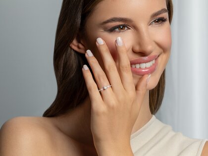 Anillo de compromiso Classic 4 Pavé en 9K oro amarillo con diamantes de laboratorio 0,56ct E/VS