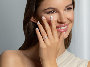 Anillo de compromiso Classic 4 Pavé en 9K oro amarillo con diamantes de laboratorio 0,56ct E/VS