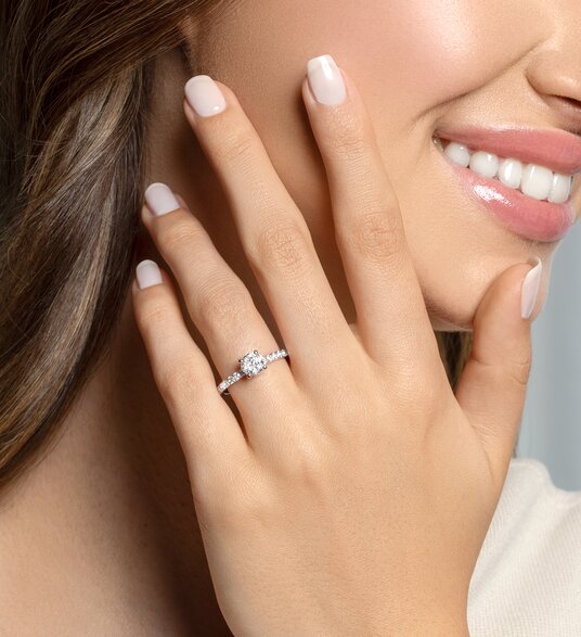 Anillo de compromiso Classic 4 Pavé en 18K oro blanco con diamantes de laboratorio 1,19ct