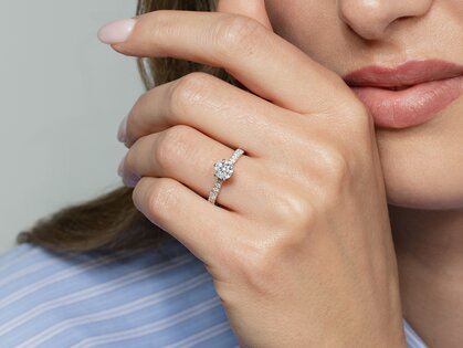 Anillo de compromiso Classic 6 Hidden Halo en oro amarillo