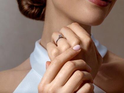 Anillo de compromiso Classic 6 Hidden Halo en 14K oro blanco con diamantes 0,55ct G/SI