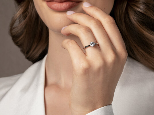 Anillo de compromiso Classic 6 Hidden Halo en 9K oro blanco