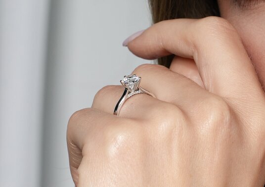 Anillo de compromiso Classic 6 Hidden Halo