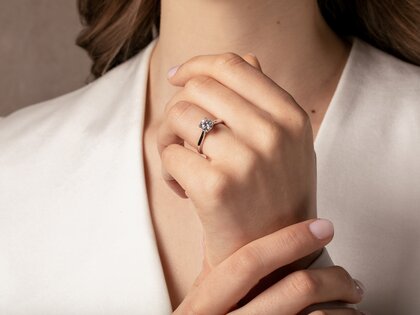 Anillo de compromiso Classic 6 Hidden Halo en 14K oro amarillo con diamantes 1,08ct G/SI