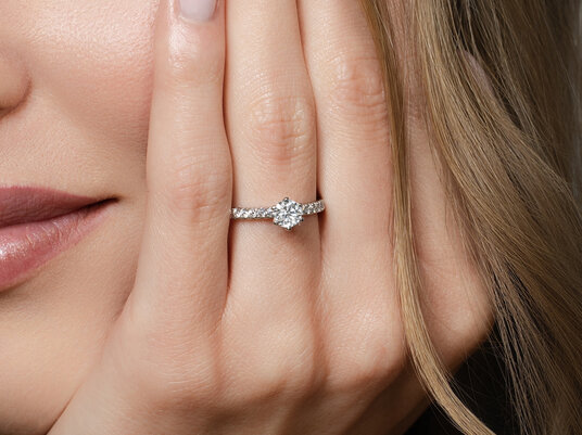 Anillo de compromiso Classic Pavé en 9K oro blanco