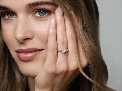Anillo de compromiso Classic Pavé en oro blanco