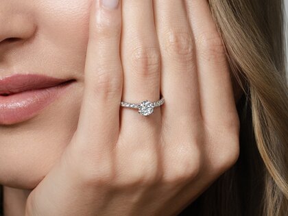 Anillo de compromiso Classic Pavé en 18K oro blanco con diamantes 0,70ct G/SI