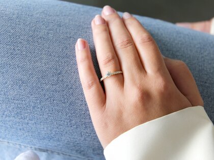 Anillo de compromiso Classic Pavé en oro amarillo