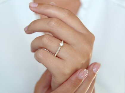 Anillo de compromiso Classic Pavé en oro amarillo