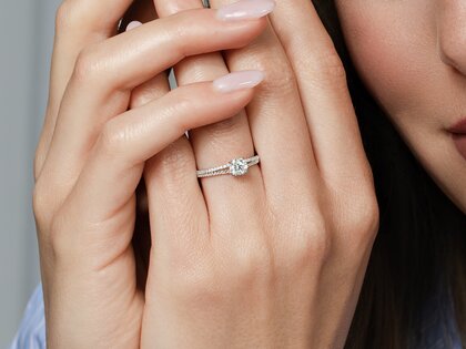 Anillo de compromiso Dynasty Petite en 18K oro blanco con diamantes 0,85ct G/SI