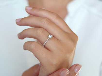 Anillo de compromiso Grace en 18K oro blanco con diamantes 0,70ct G/SI