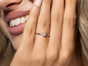 Anillo de compromiso Classic 4 en plata 925/- con diamante 0,15ct H/SI