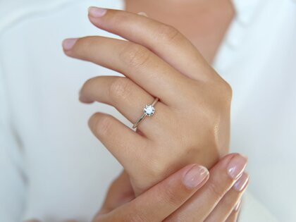 Anillo de compromiso Classic 4 en 9K oro blanco con diamante 0,60ct H/SI