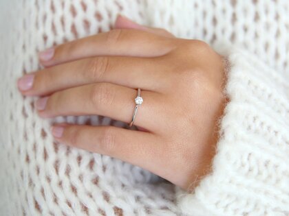Anillo de compromiso Classic 6 en 9K oro blanco con diamante 0,15ct H/SI